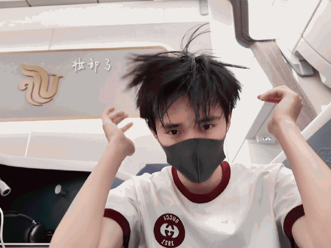 男生很突然的摸了我的脸一下，心跳加速